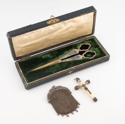 Lot d'objets en argent (800) comprenant :
-...