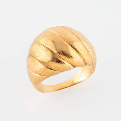 Bague jonc bombée rainuré en or jaune (750).
Poids...