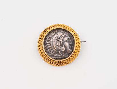 Broche circulaire à monture en or jaune (585)...