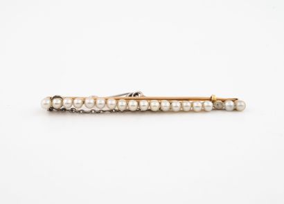 Petite broche barrette en or jaune (750)...