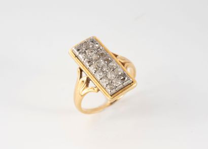 Bague en or jaune (750) et platine (850)...