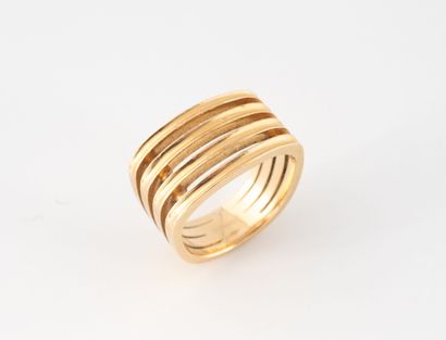 Bague en or jaune (750) à quatre bandeaux...