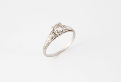 Bague en platine (850) centrée d'un diamant...