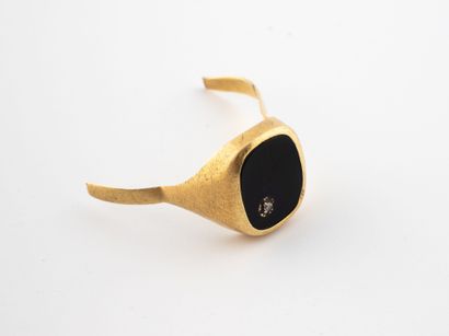 Yellow gold (750) signet ring debris centered...