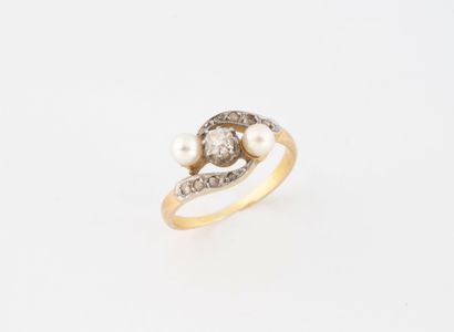 Bague en or jaune (750), centré d'un diamant...