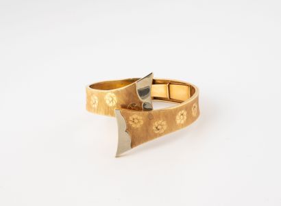 Bracelet rigide semi-ouvrant en or jaune...