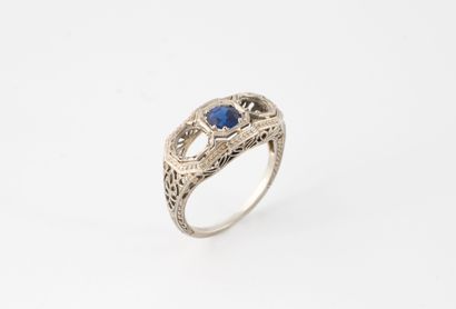 Bague en or gris (750) à monture ciselée...