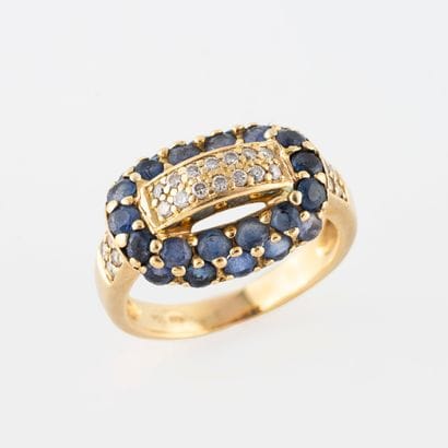 Bague en or jaune (750) pavée de petits diamants...