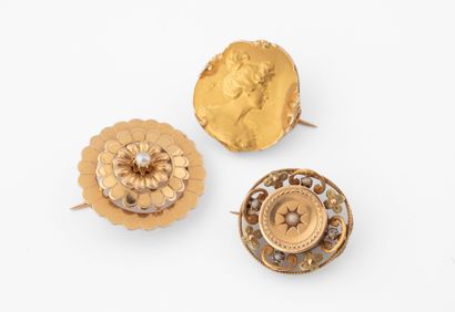 Lot de trois broche en or jaune et rose (750)...