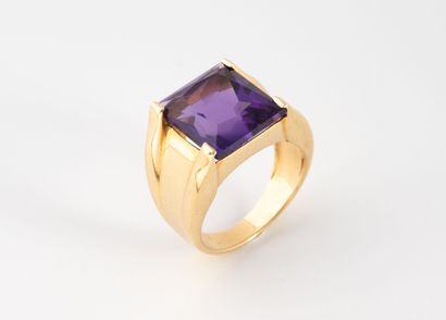 Bague en or jaune (750) ornée d'une importante...