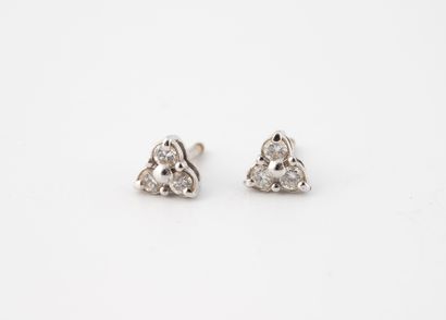 Paire de puces d'oreille en or gris (750)...