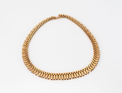Collier draperie articulé en or jaune (750).
Fermoir...