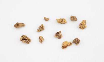 Lot of small gold nugget-shaped workbench...