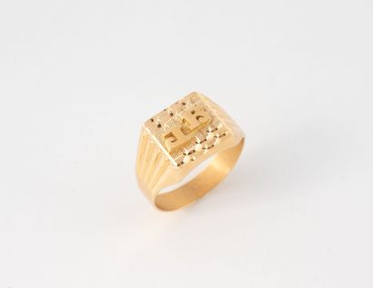 Bague chevalière en or jaune (750) centré...