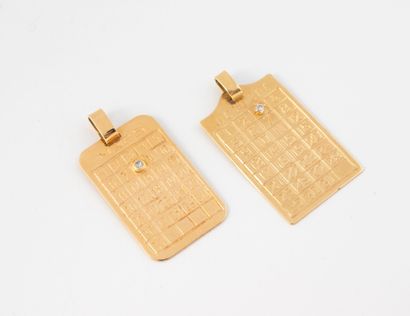 Lot de deux pendentif calendrier en or jaune...