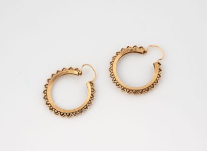 Une paire de créole en or jaune (750) à motif...