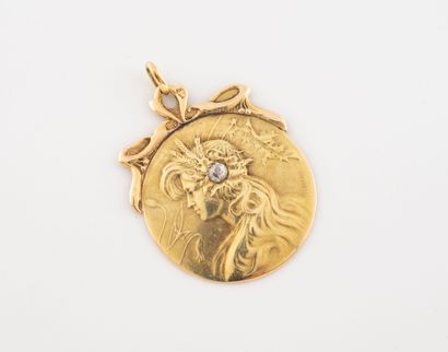 Médaille en or jaune (585) centré d'u diamant...