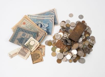 Lot comprenant :
- pièces et billets démonétisés.
-...