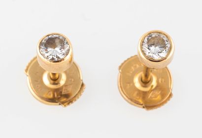 Paire de clous d'oreilles en or jaune (750)...