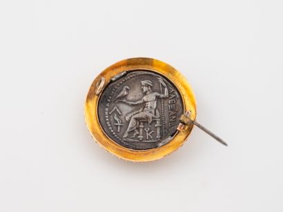 Broche circulaire à monture en or jaune (585)...