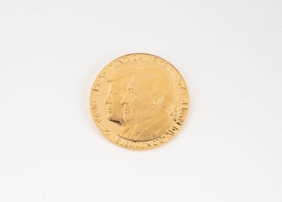 ETATS-UNIS
Médaille Kennedy en or jaune (750),...