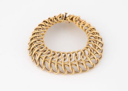 Bracelet articulé ajouré en or jaune 750.
Fermoir...