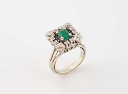 Bague en or gris (750) centrée d'une émeraude...
