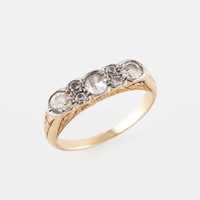 Bague en or jaune (750) et platine (850)...