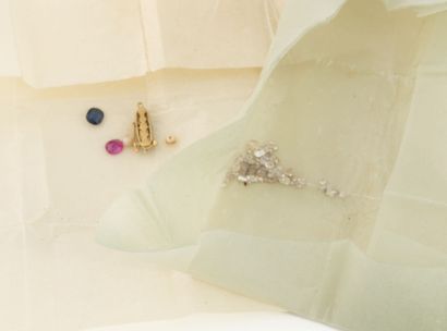Lot pierres de couleur et petits diamants...