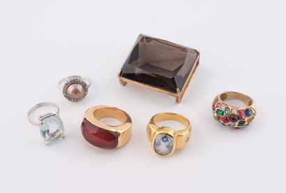 Lot en or jaune et gris comprenant : 
- Bague...