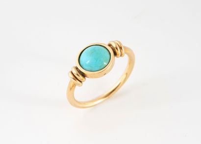 Bague en or jaune (750) centré d'un cabochon...