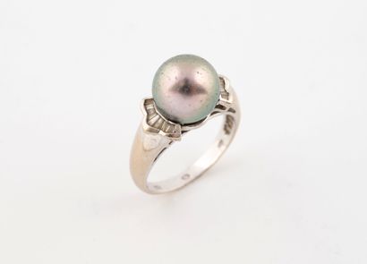 Bague en or gris (750) centrée d'une perle...