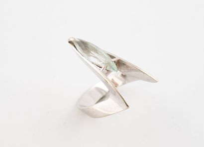 Bague géométrique en or gris (750) et aigue-marine.
Poids...
