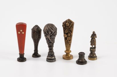 Lot de six cachets :
- un en bronze à décor...