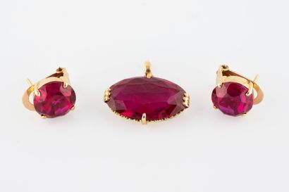 Lot en or jaune comprenant : 
- Un pendentif...