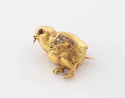 Petite broche poussin en or jaune (585) pavés...