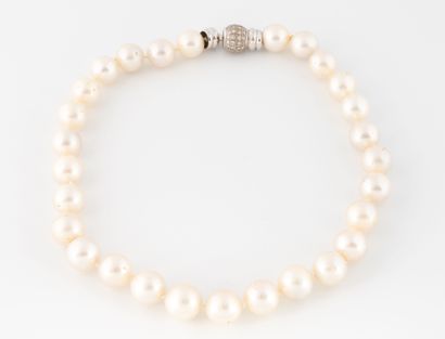 Collier de perles de culture blanche.
Fermoir...