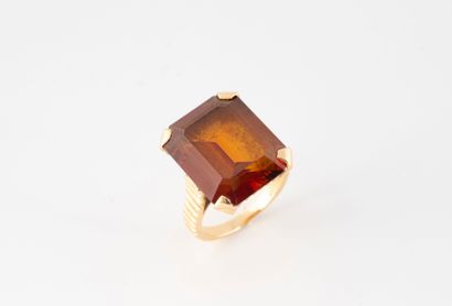Importante bague en or jaune (750) à monture...