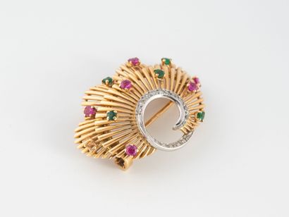Broche fleur en or jaune (750) et platine...