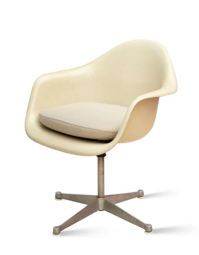 Charles (1912-1988) & Ray (1907-1958) EAMES
Fauteuil...