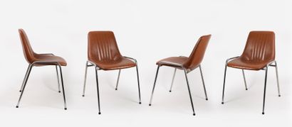 Suite de quatre chaises.
Structure en acier...