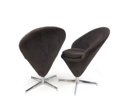 Paire de chaises pivotantes.
Dans le goût...