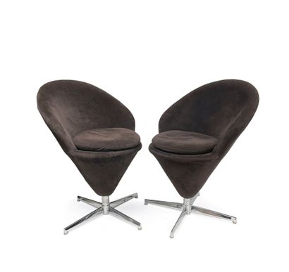 Paire de chaises pivotantes.
Dans le goût...
