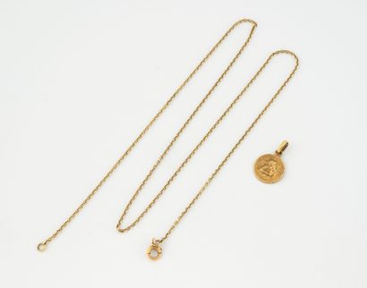 Yellow gold (750) forçat chain holding a...