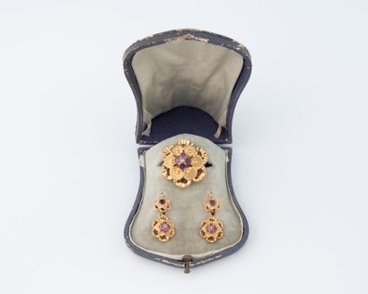 Set in yellow gold (750) in the form of stylized...