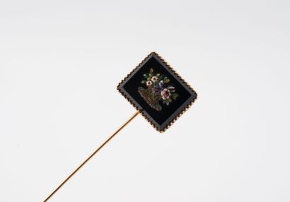 Yellow gold (750) collar pin set with a black...