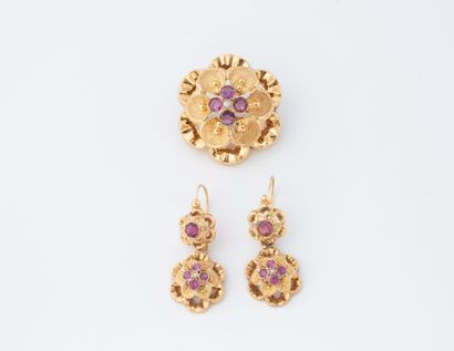 Set in yellow gold (750) in the form of stylized...