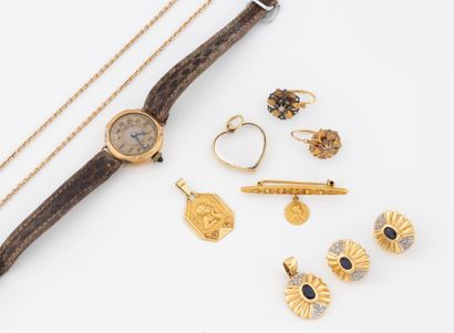 Lot in yellow gold (750) comprising : 
-...