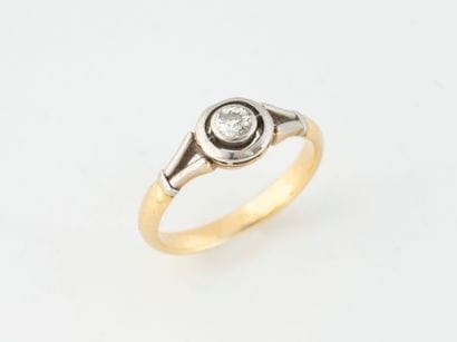 Yellow and white gold (750) solitaire ring...