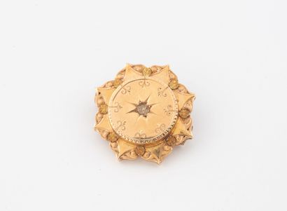 Round medallion brooch in yellow gold (750)...